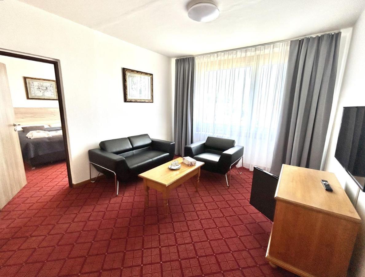 Patria Hotel ทรุตนอฟ ภายนอก รูปภาพ