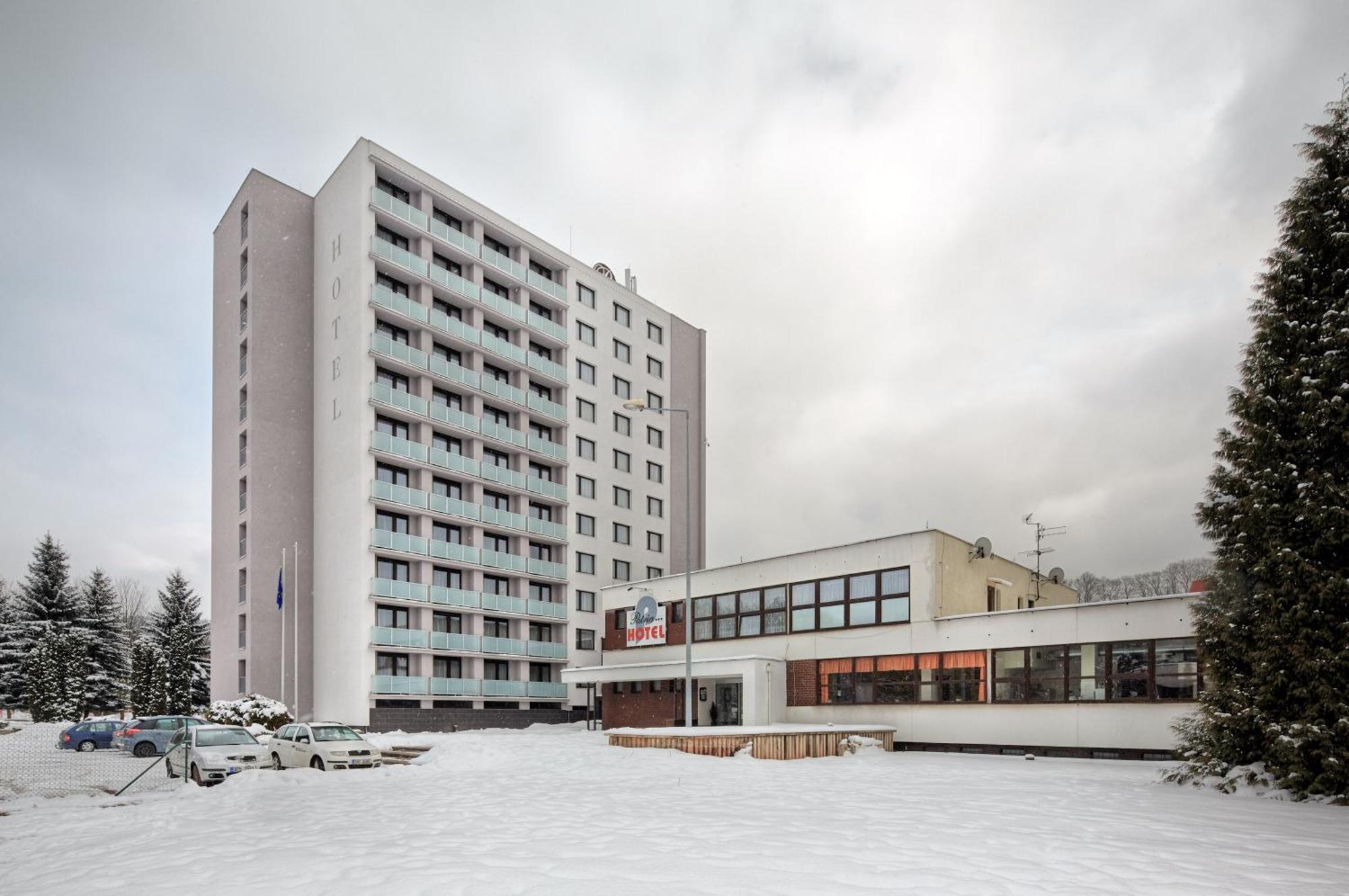 Patria Hotel ทรุตนอฟ ภายนอก รูปภาพ