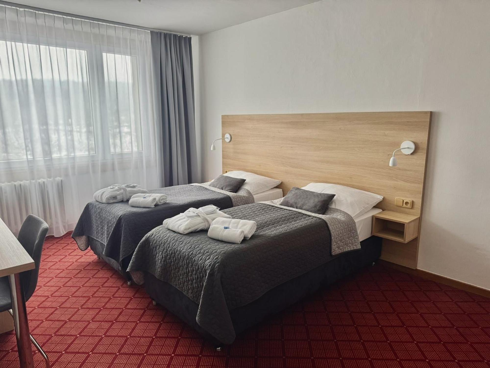 Patria Hotel ทรุตนอฟ ภายนอก รูปภาพ