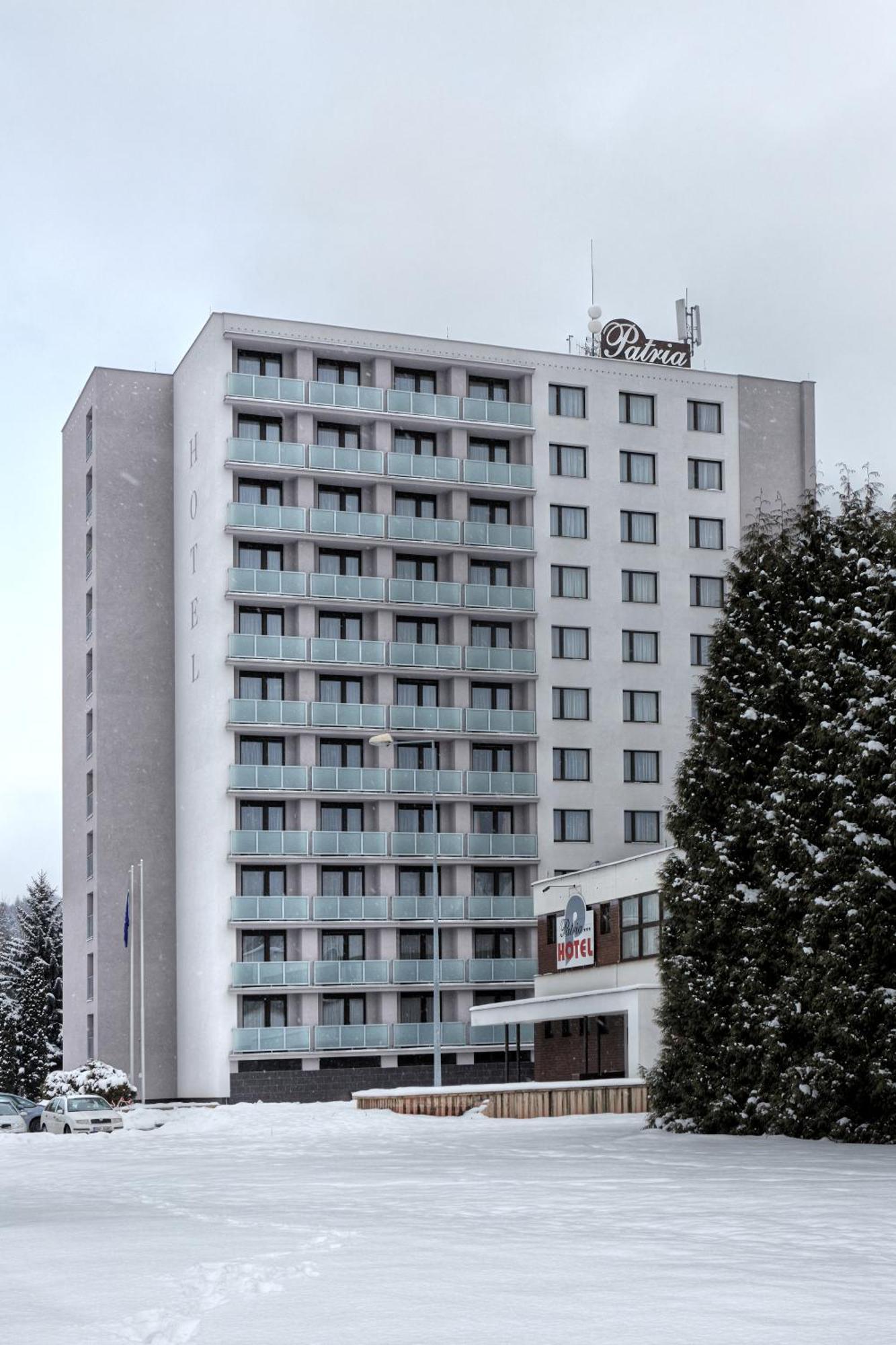 Patria Hotel ทรุตนอฟ ภายนอก รูปภาพ