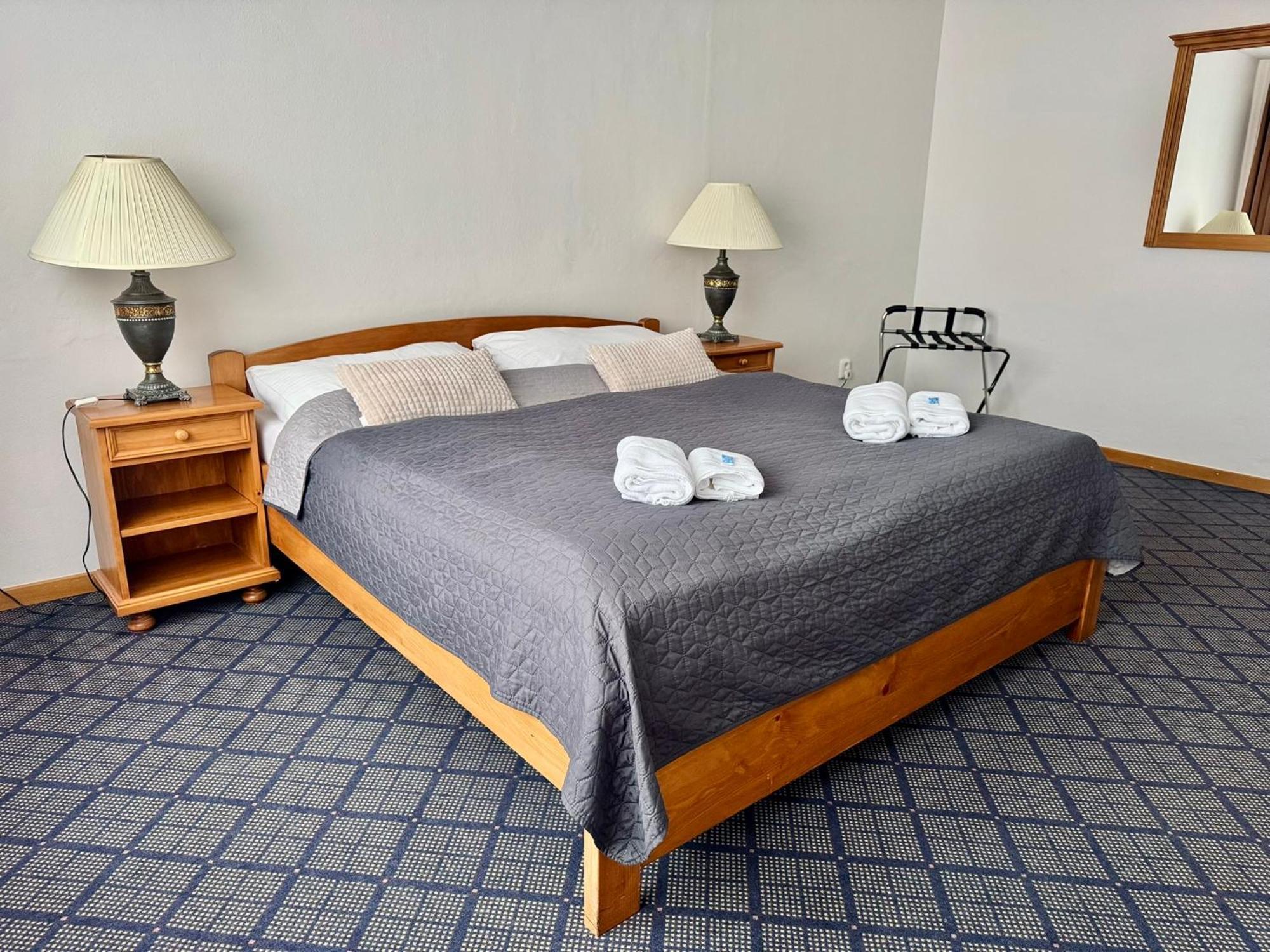 Patria Hotel ทรุตนอฟ ภายนอก รูปภาพ