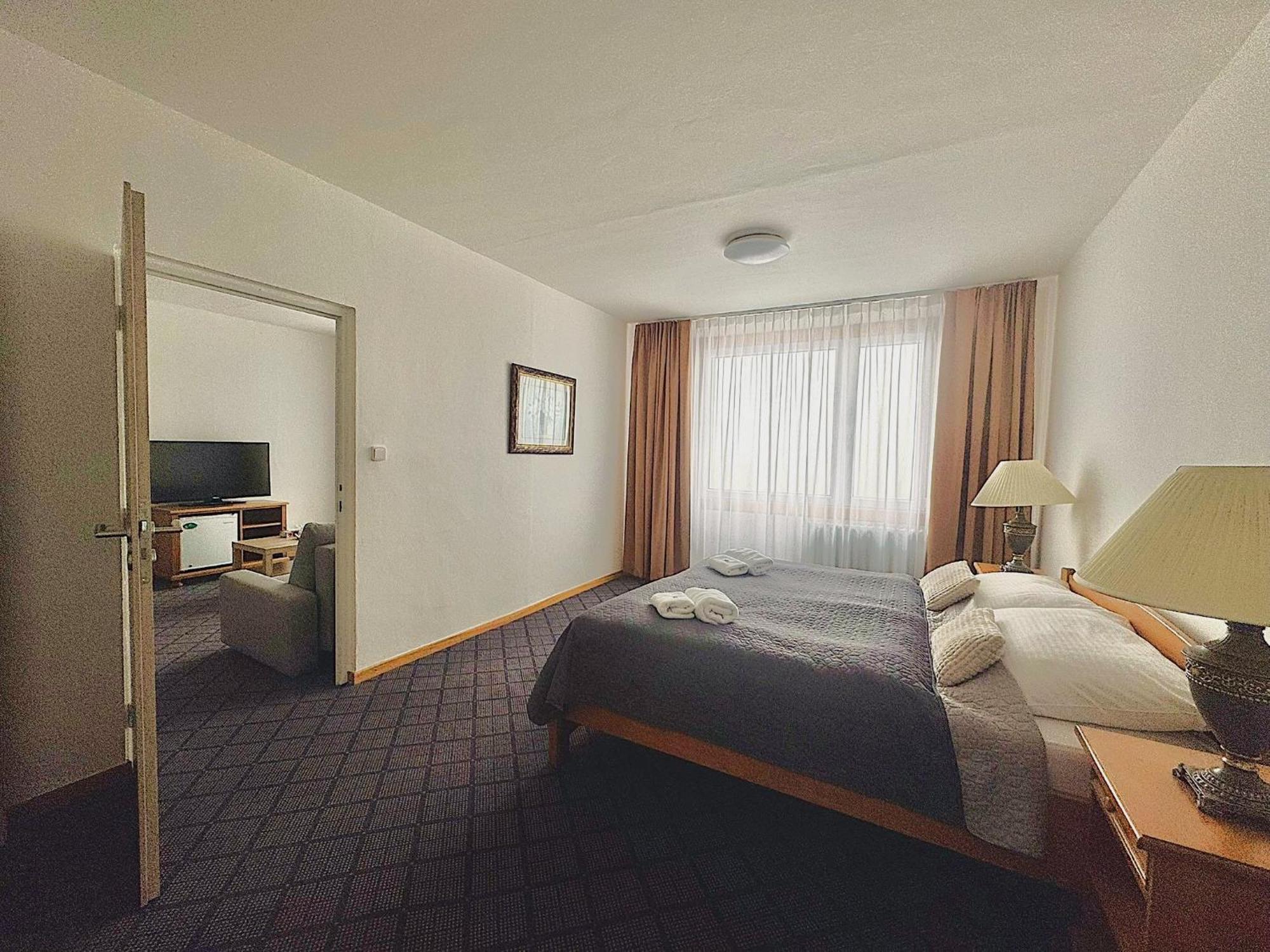 Patria Hotel ทรุตนอฟ ภายนอก รูปภาพ