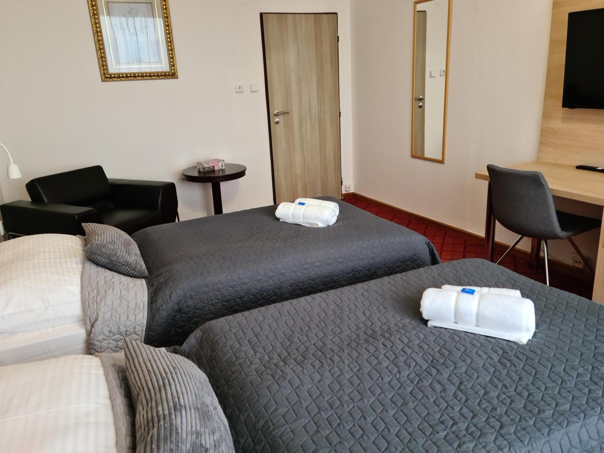 Patria Hotel ทรุตนอฟ ภายนอก รูปภาพ