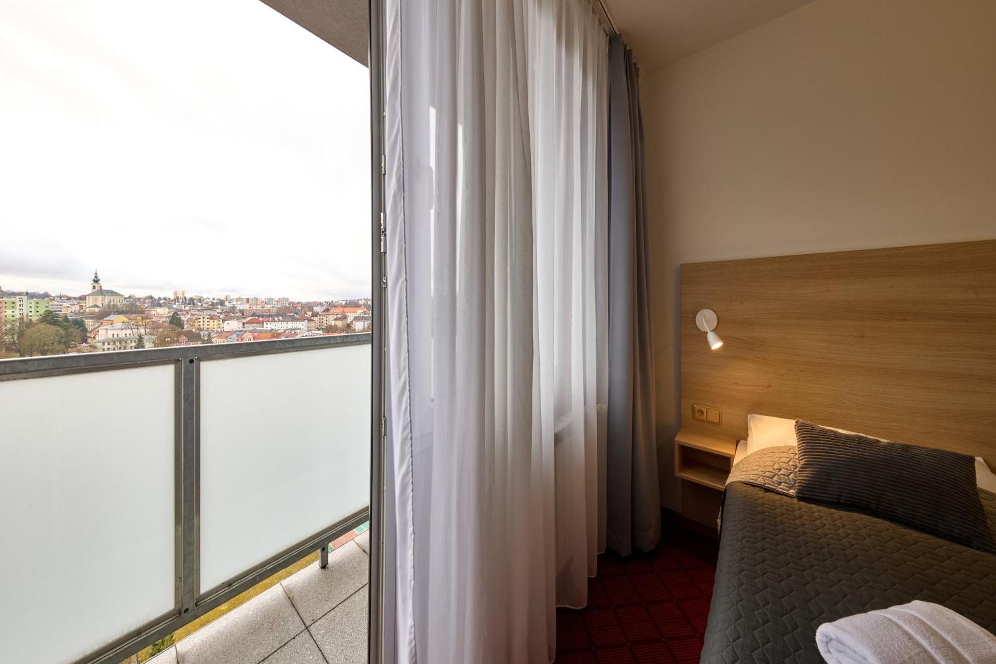Patria Hotel ทรุตนอฟ ภายนอก รูปภาพ