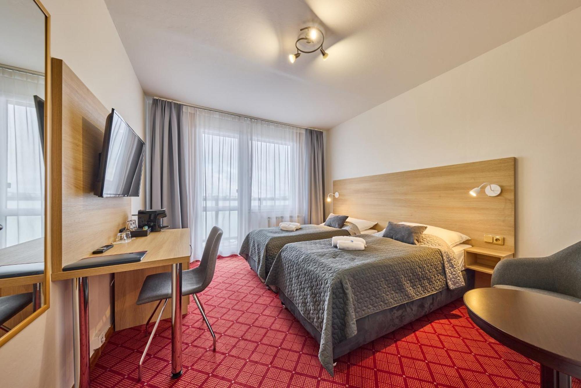 Patria Hotel ทรุตนอฟ ภายนอก รูปภาพ