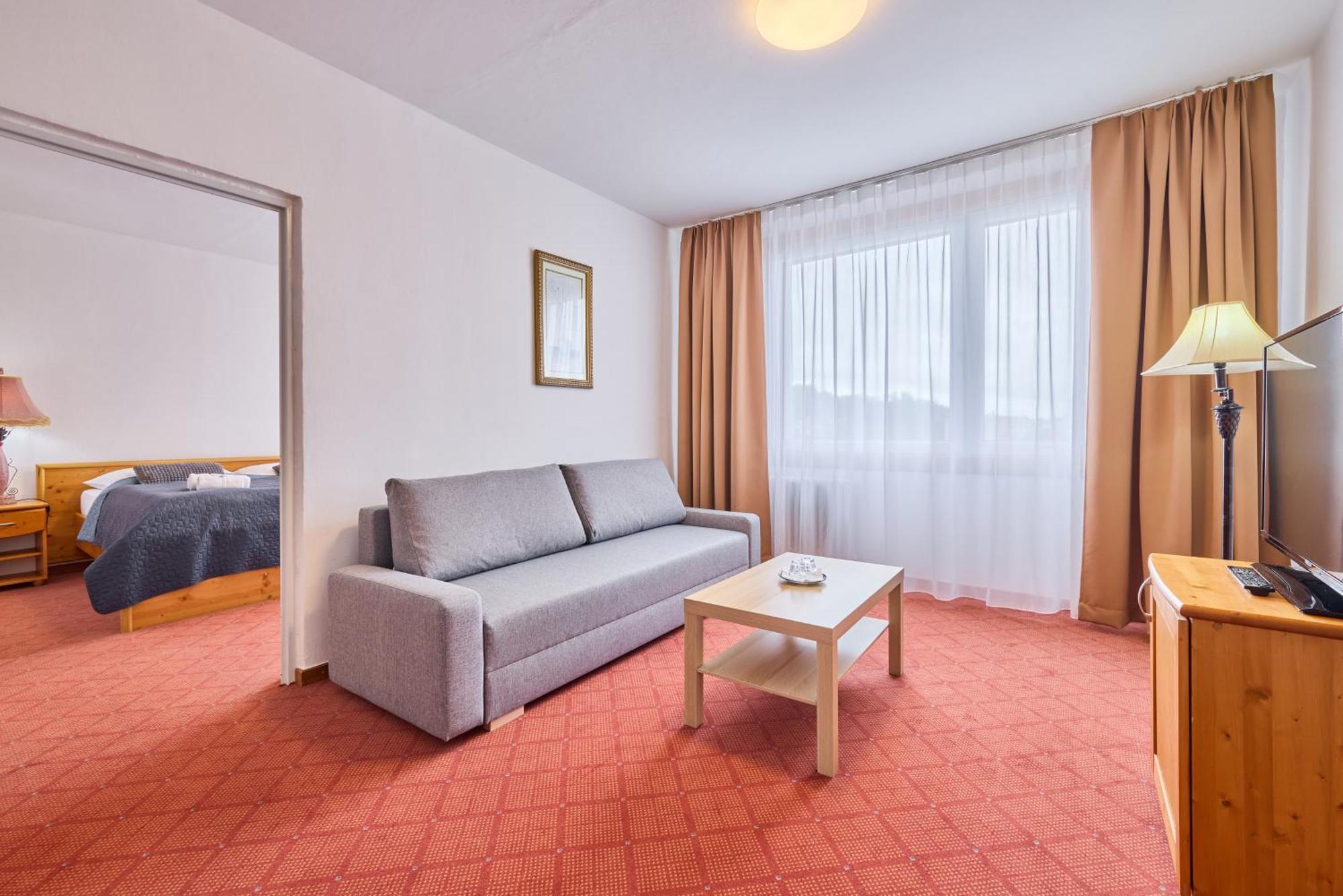 Patria Hotel ทรุตนอฟ ภายนอก รูปภาพ