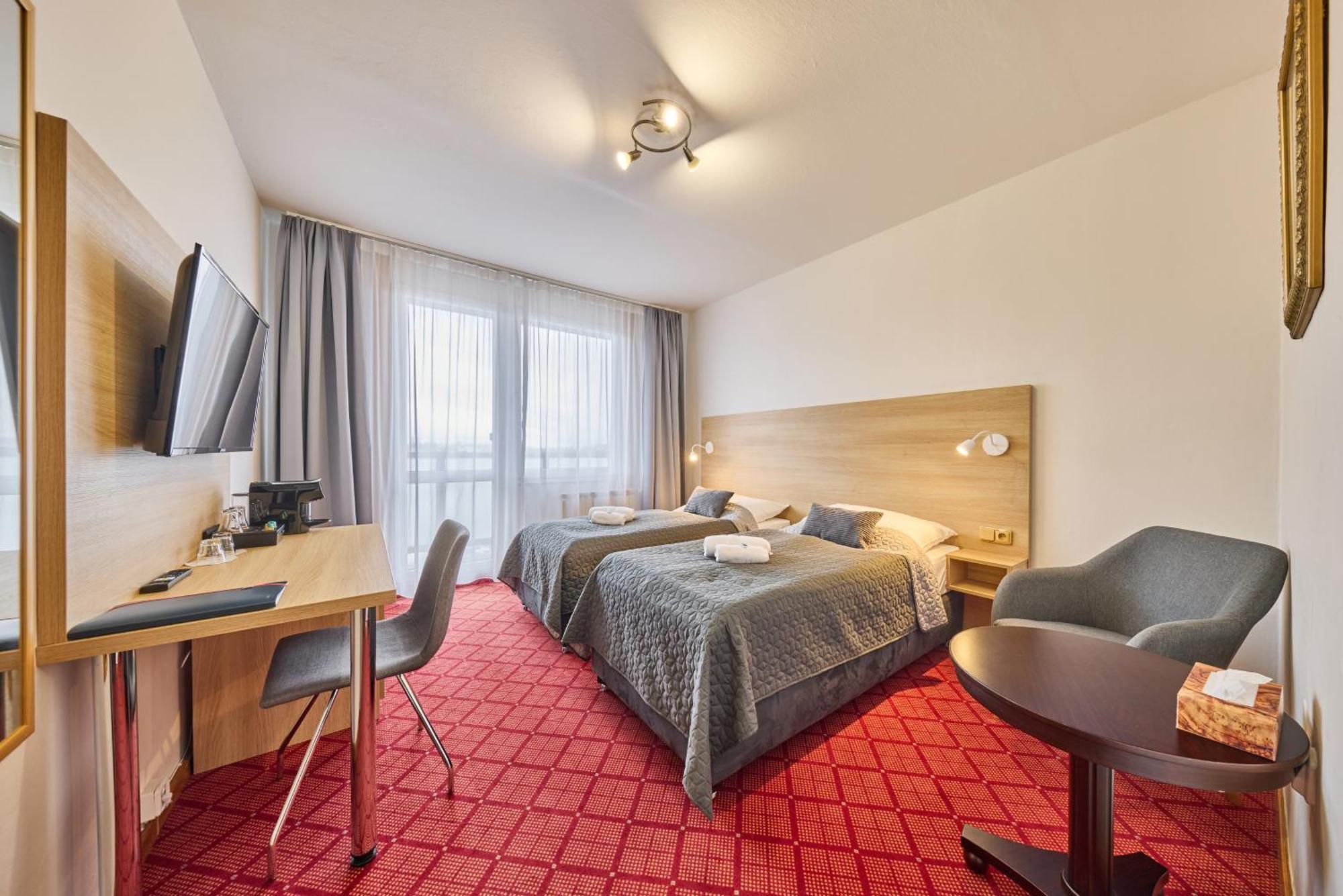 Patria Hotel ทรุตนอฟ ภายนอก รูปภาพ